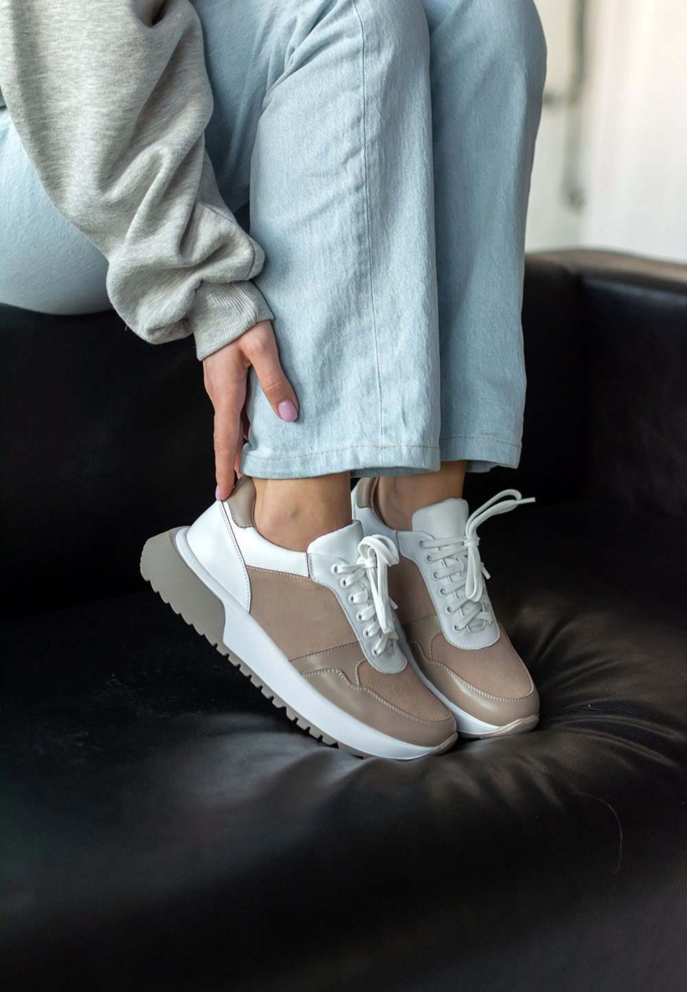 Жіночі кросівки бежево-білі зі вставками замші | 80353 Жіночі кросівки бежево-білі зі вставками замші | 80353