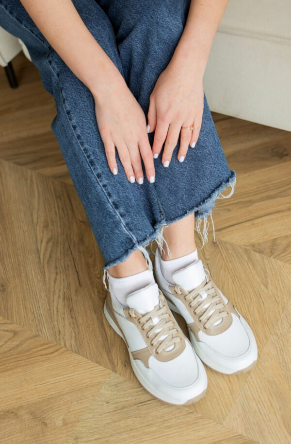 Кросівки білі з вставками кольору капучино | 80368