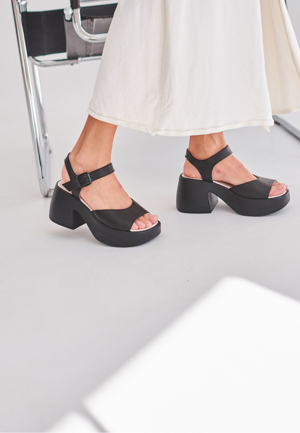 Шкіряні босоніжки чорні на масивній підошві | 81827 Шкіряні босоніжки чорні на масивній підошві | 81827