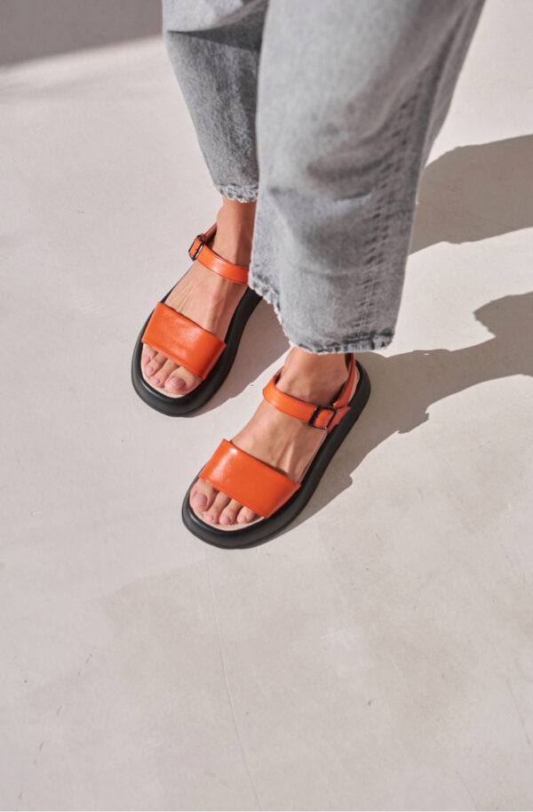 Жіночі помаранчеві босоніжки з пряжкою | 82093