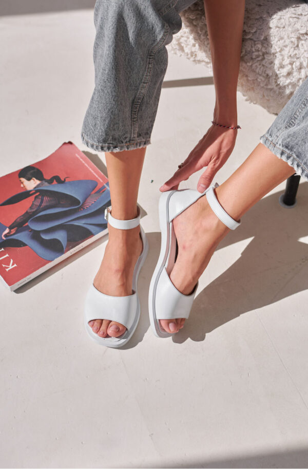 Шкіряні босоніжки білі із закритою п'ятою | 82070