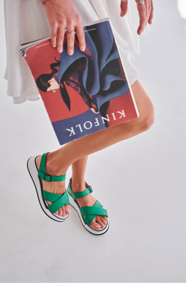 Жіночі шкіряні зелені босоніжки з пряжкою | 82106