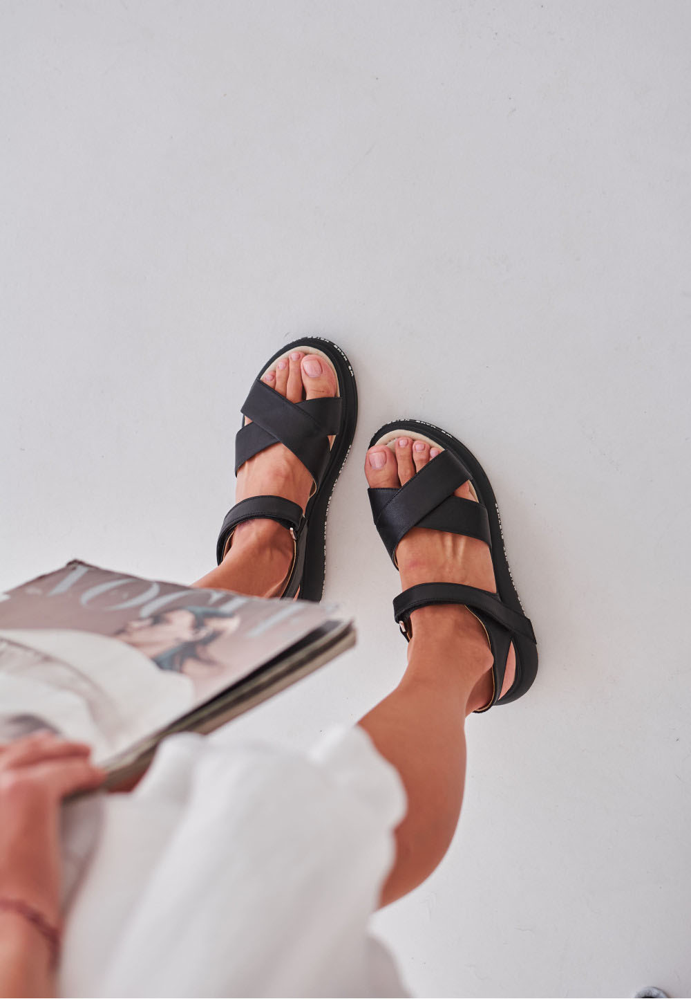 Чорні шкіряні босоніжки на танкетці | 82116