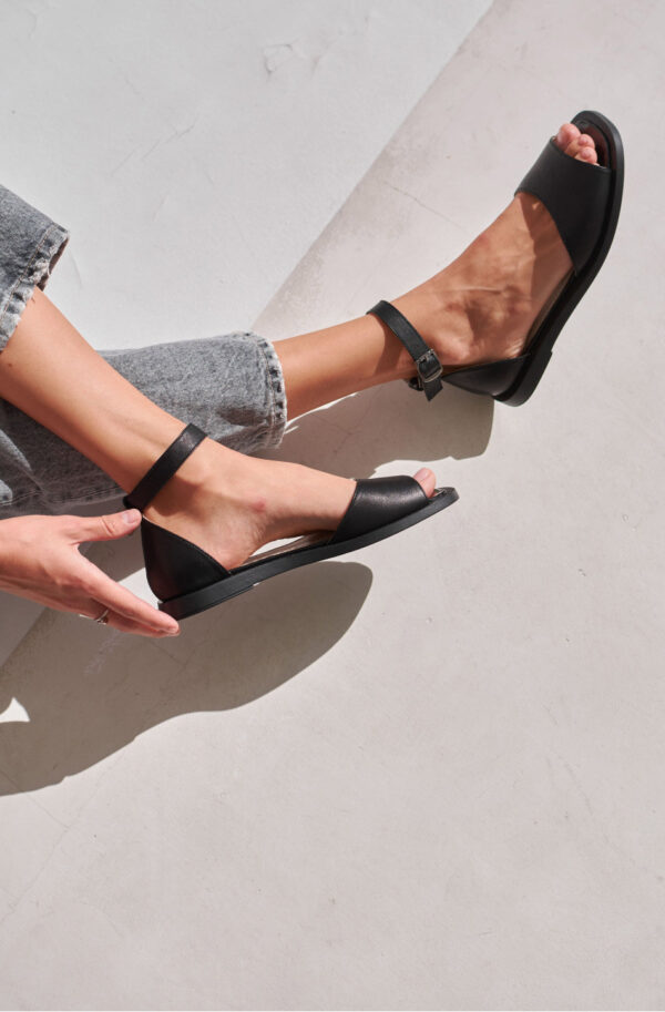 Шкіряні босоніжки чорні із закритою п'ятою | 81837