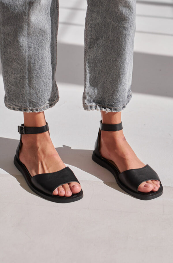 Шкіряні босоніжки чорні із закритою п'ятою | 81837