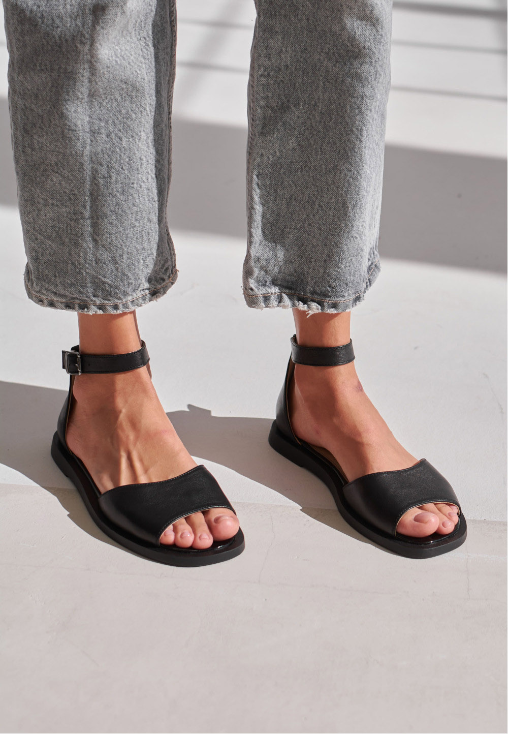 Шкіряні босоніжки чорні із закритою п'ятою | 81837 Шкіряні босоніжки чорні із закритою п'ятою | 81837