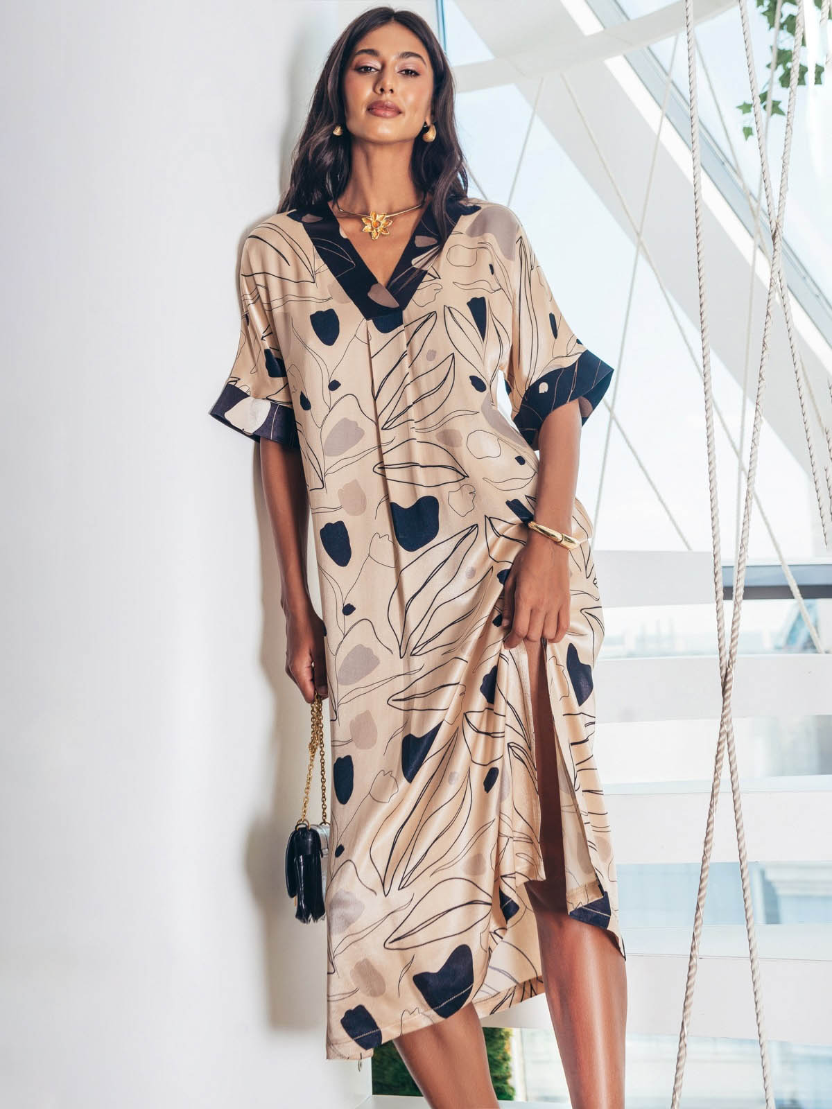 Атласна сукня бежева в принт вільного крою | 83519 Атласна сукня бежева в принт вільного крою | 83519