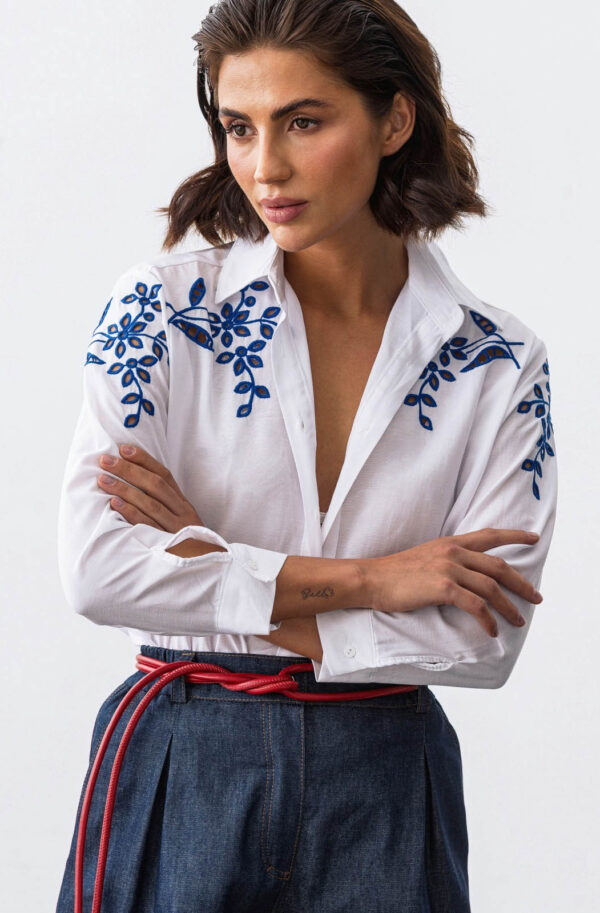 Бавовняна біла сорочка з синьою вишивкою | 84081