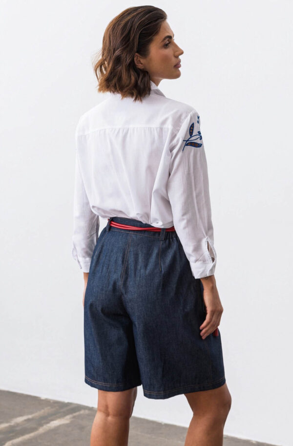 Бавовняна біла сорочка з синьою вишивкою | 84081