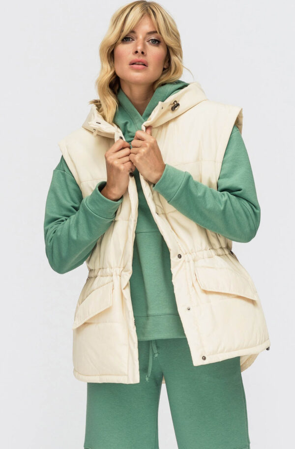 Теплий жилет бежевий зі вшитим капюшоном | 84869