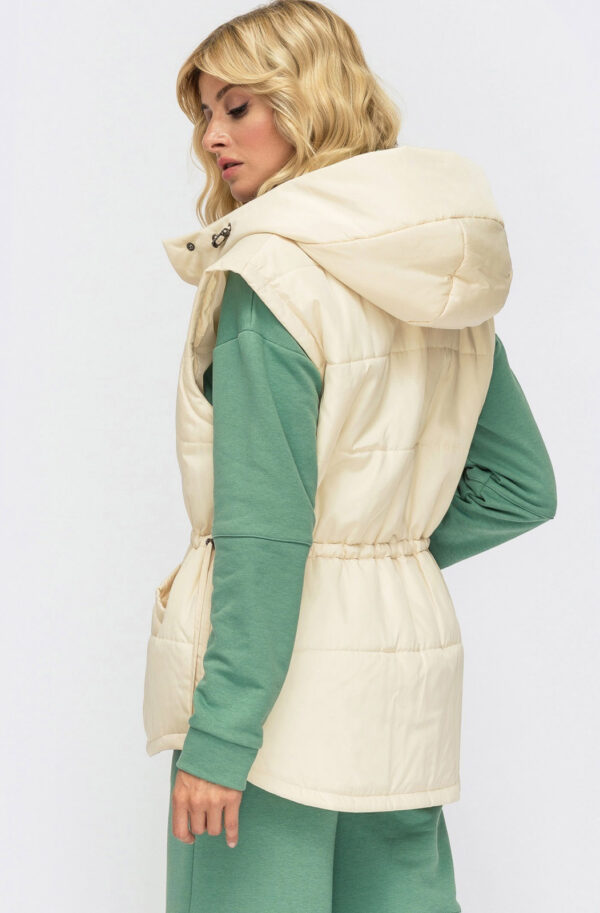 Теплий жилет бежевий зі вшитим капюшоном | 84869