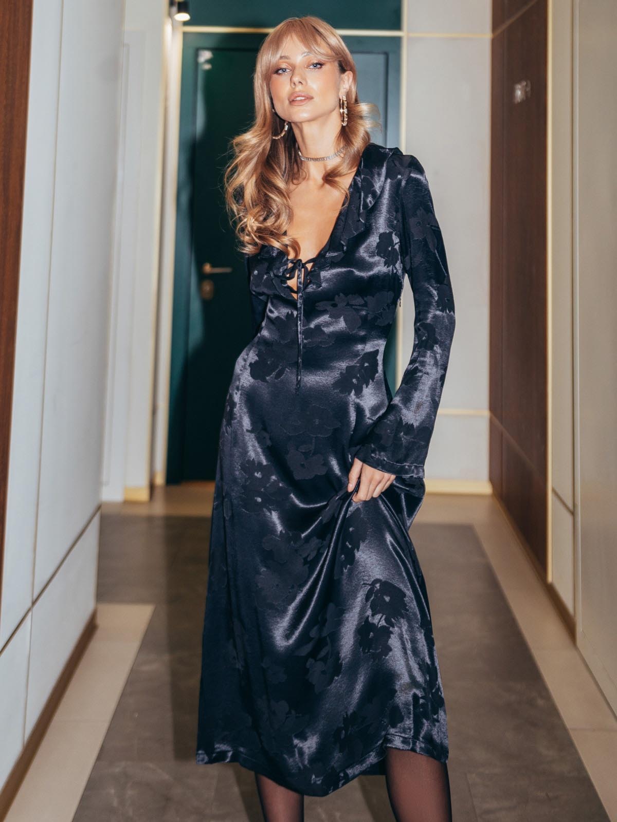 Вечірня атласна сукня чорна міді довжини | 86951 Вечірня атласна сукня чорна міді довжини | 86951