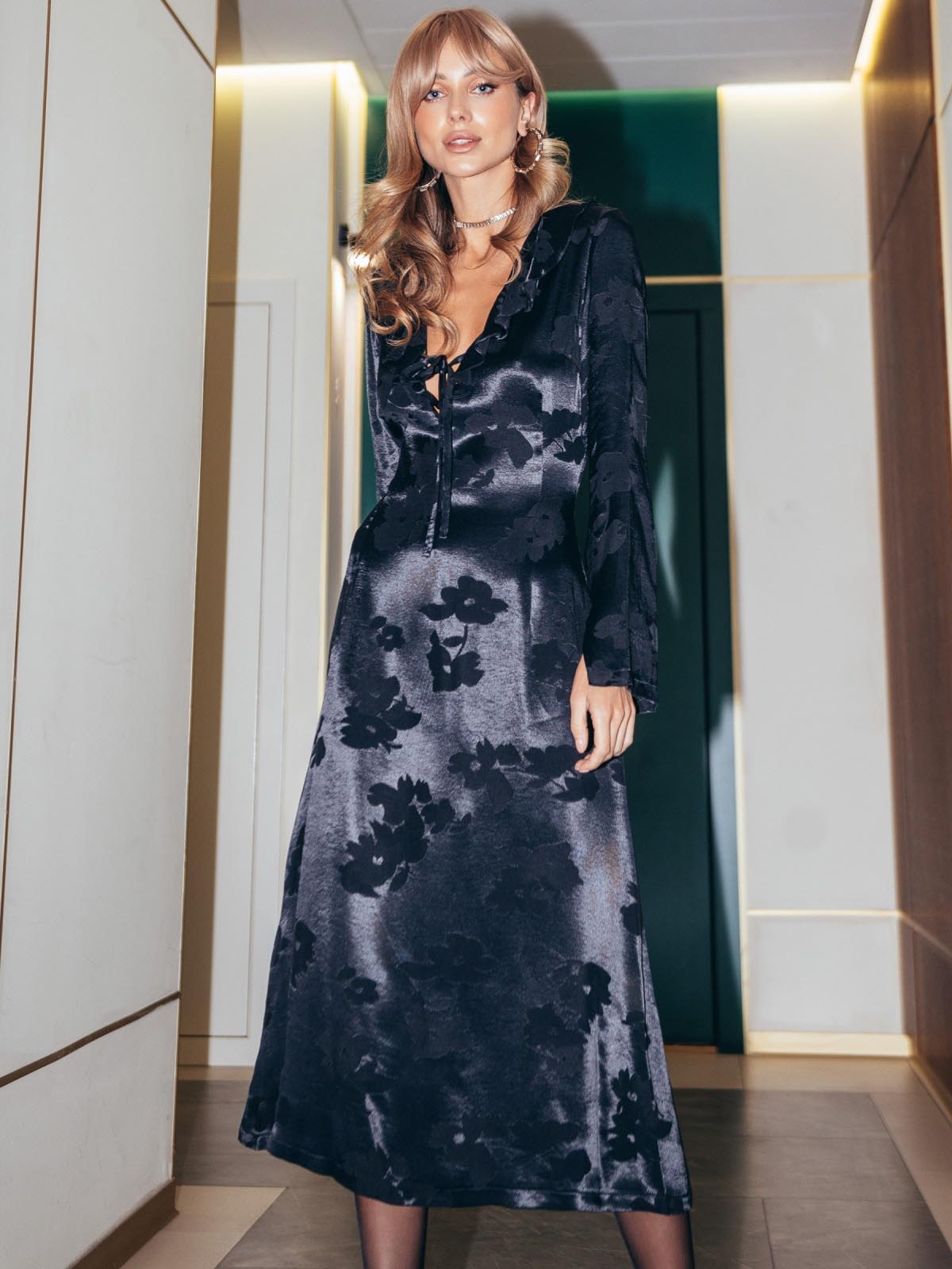 Вечірня атласна сукня чорна міді довжини | 86951 Вечірня атласна сукня чорна міді довжини | 86951