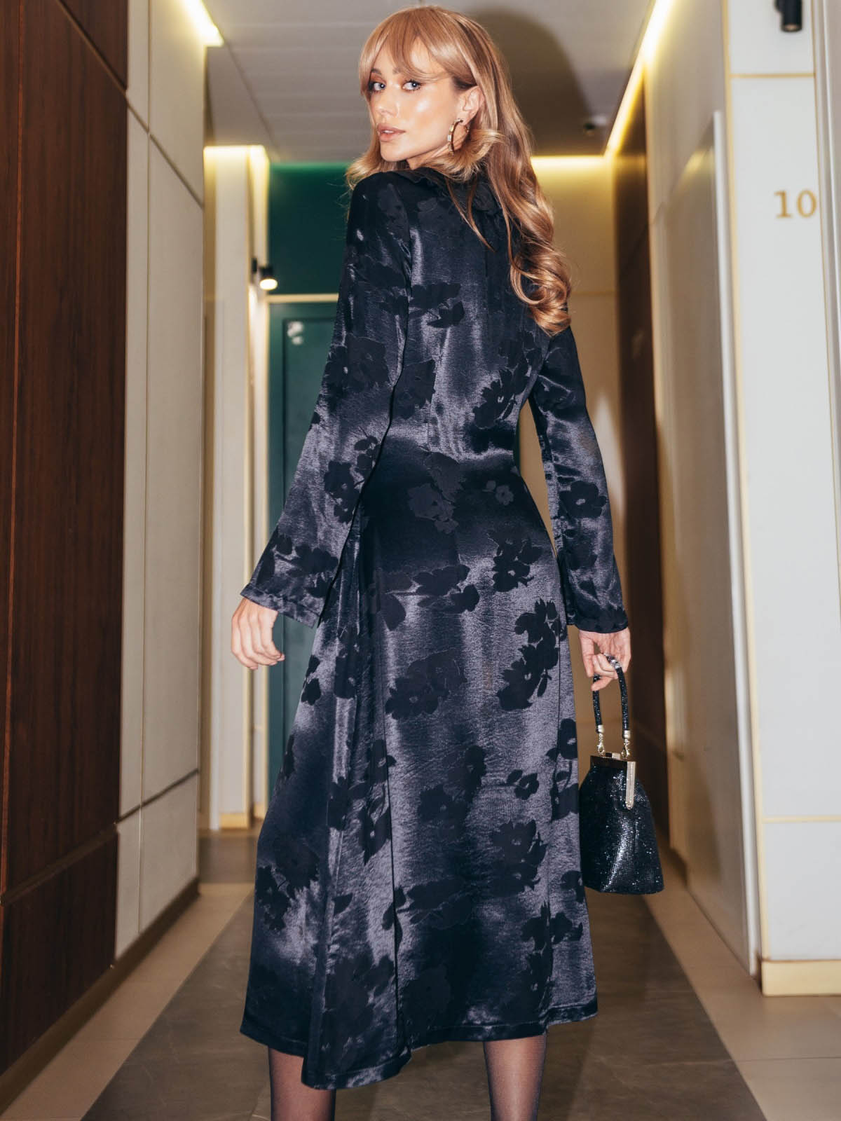 Вечірня атласна сукня чорна міді довжини | 86951 Вечірня атласна сукня чорна міді довжини | 86951