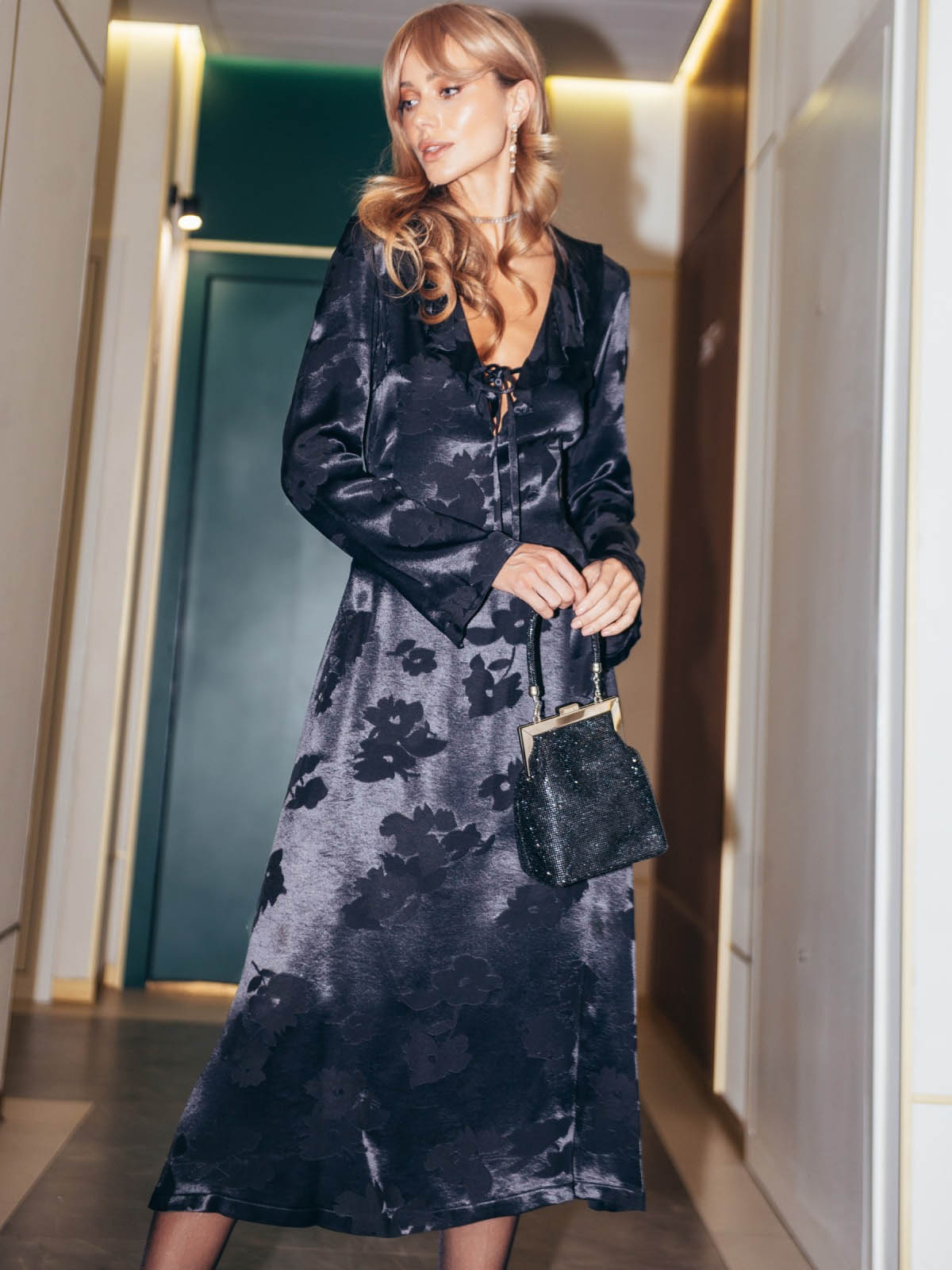 Вечірня атласна сукня чорна міді довжини | 86951 Вечірня атласна сукня чорна міді довжини | 86951