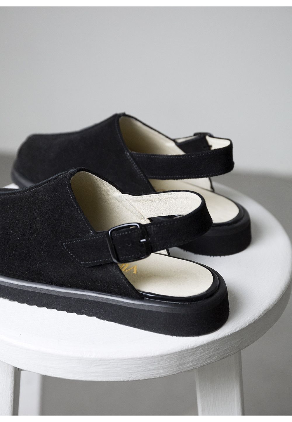 Замшеві босоніжки з закритим носком чорні | 88909 Замшеві босоніжки з закритим носком чорні | 88909