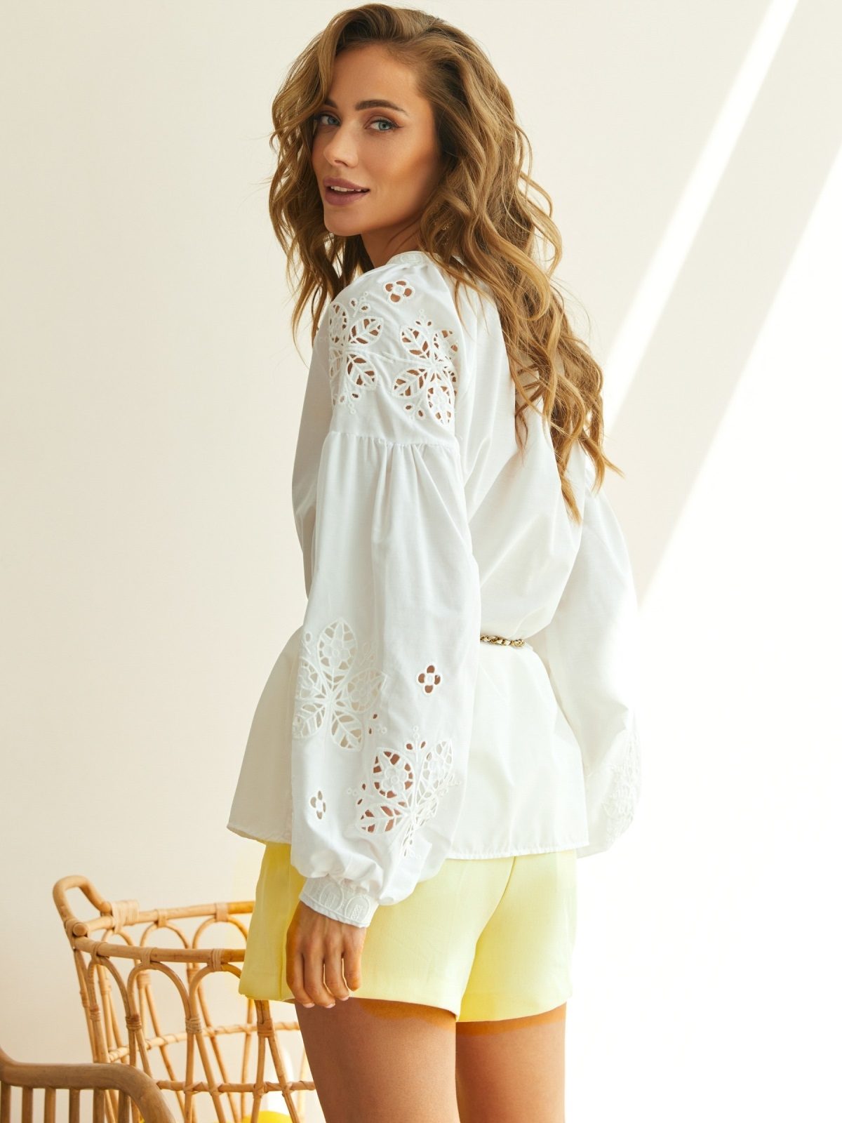 Блузка біла з квітковою перфорацією | 89293