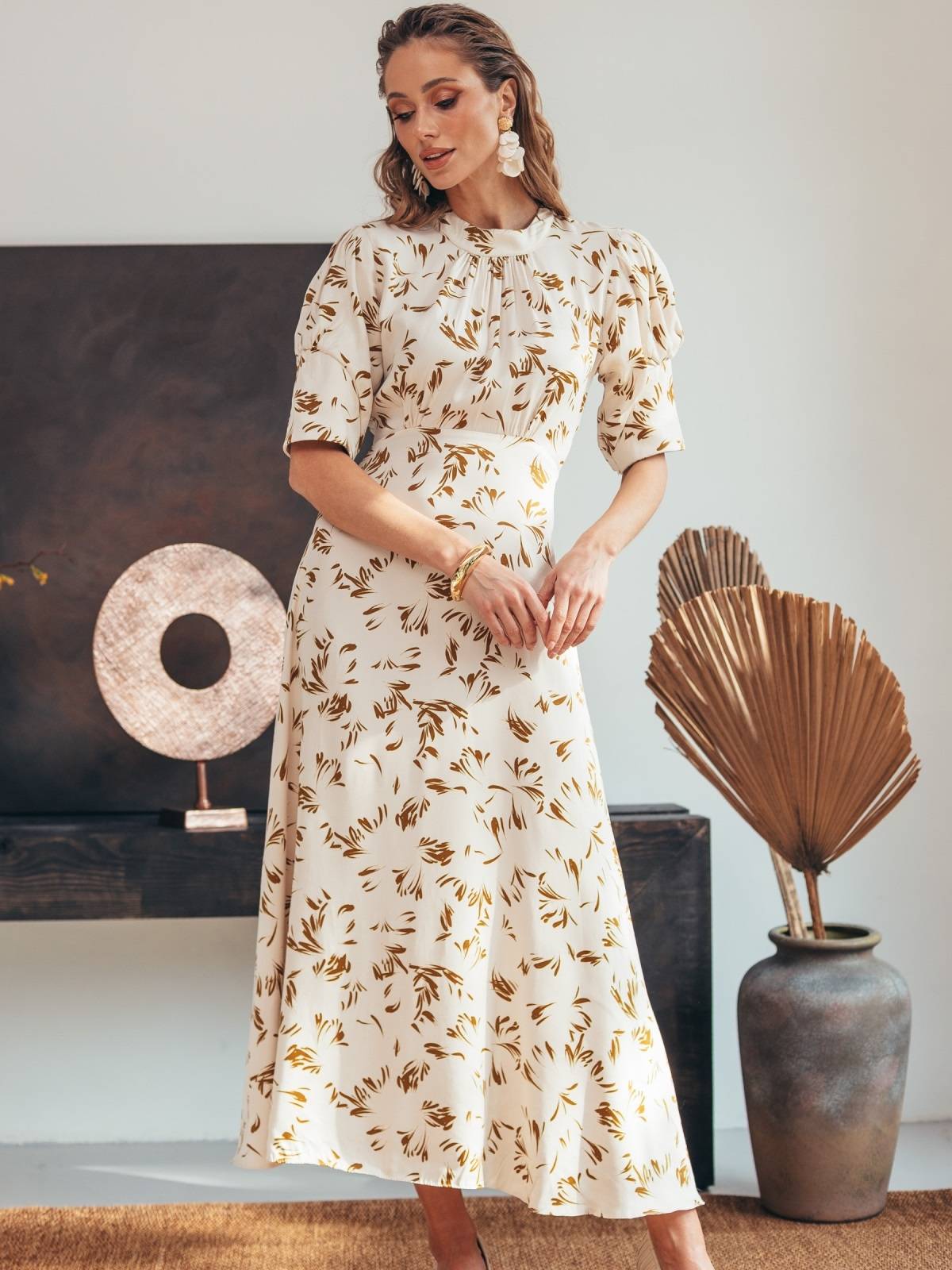 Сукня атласна бежева з рослинним принтом | 89073 Сукня атласна бежева з рослинним принтом | 89073