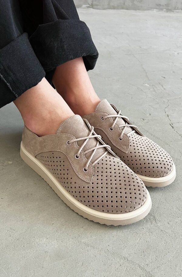 Жіночі замшеві туфлі з перфорацією бежеві | 89974