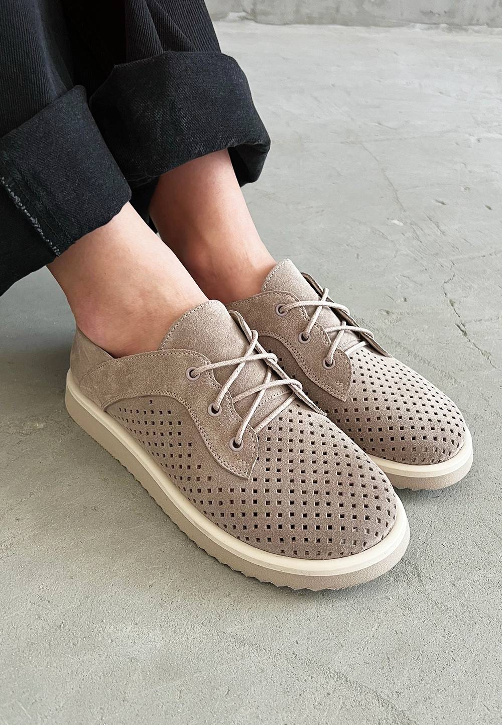 Жіночі замшеві туфлі з перфорацією бежеві | 89974 Жіночі замшеві туфлі з перфорацією бежеві | 89974