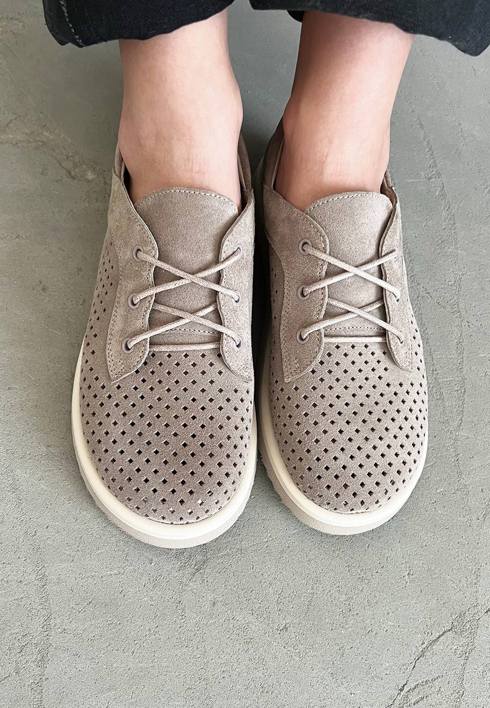 Жіночі замшеві туфлі з перфорацією бежеві | 89974 Жіночі замшеві туфлі з перфорацією бежеві | 89974