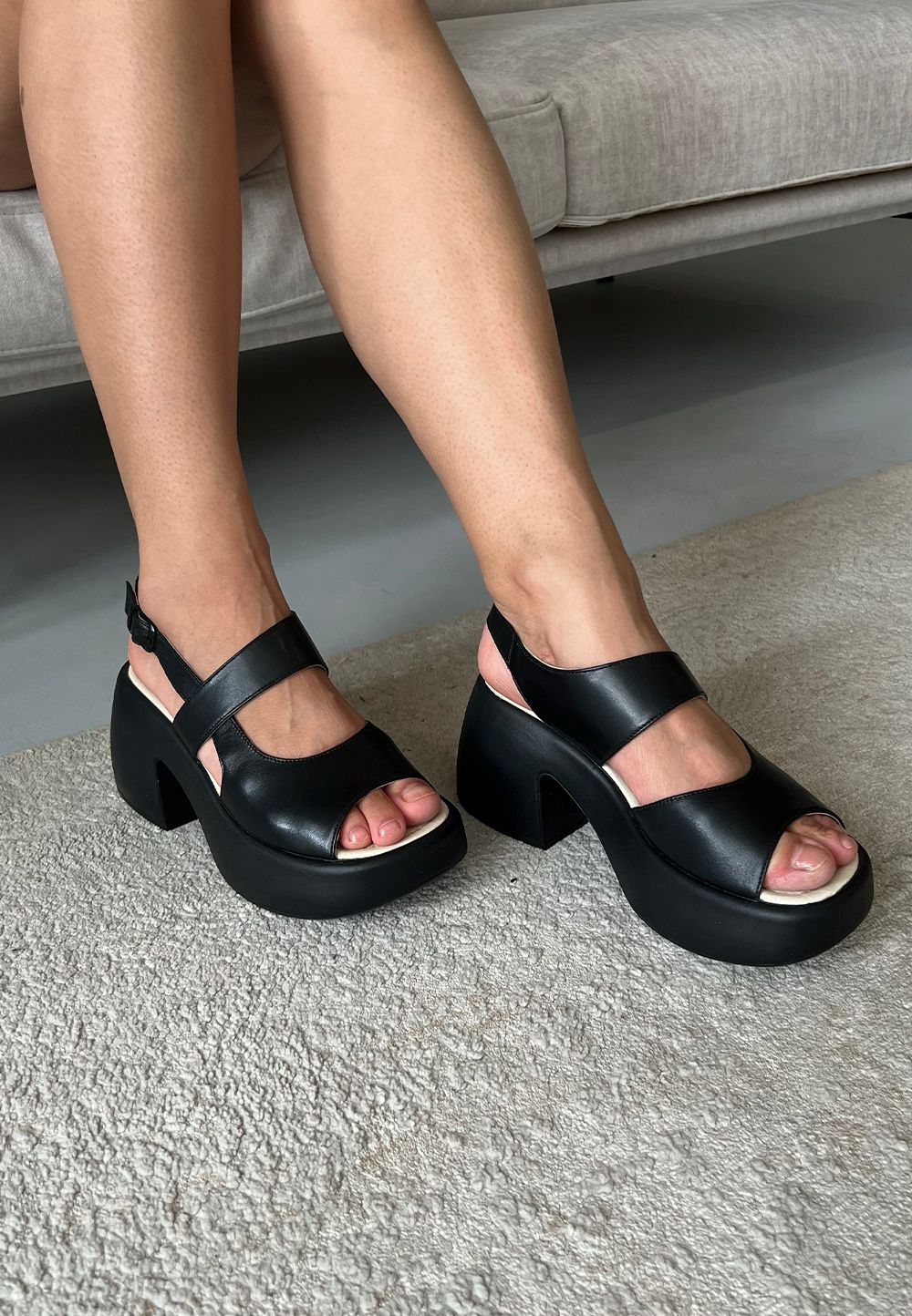 Шкіряні босоніжки чорні на платформі | 89934
