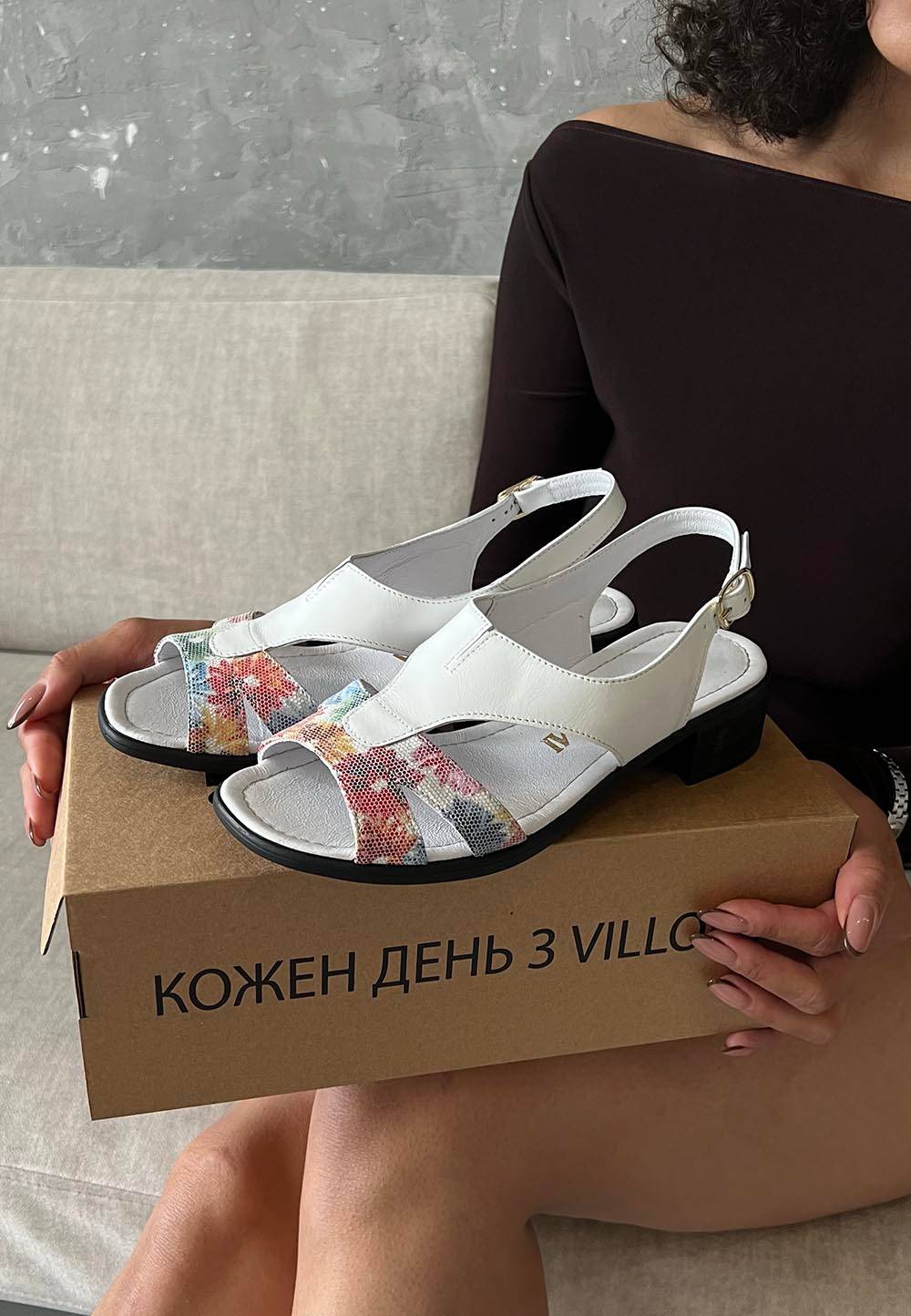 Білі шкіряні босоніжки з квітковим принтом | 89923 Білі шкіряні босоніжки з квітковим принтом | 89923