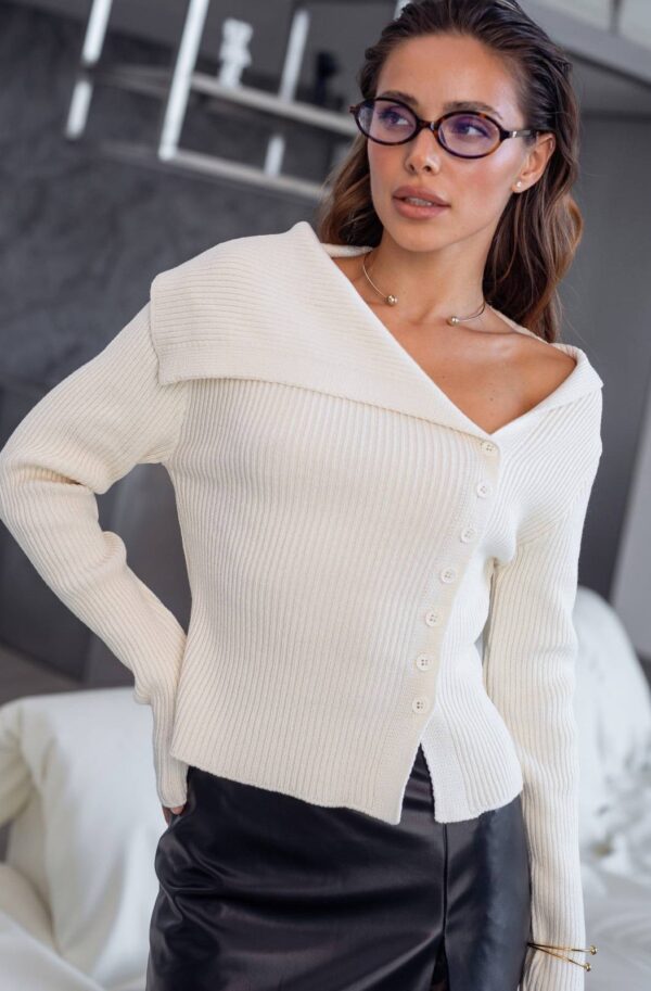 Кофта з великим відкладним коміром молочна | 91008
