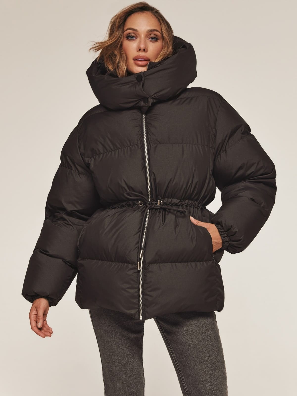 Куртка пуфер зі знімним каптуром чорна | 91886