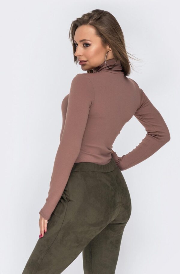 Гольф коричневий з м'якого трикотажу | 91350