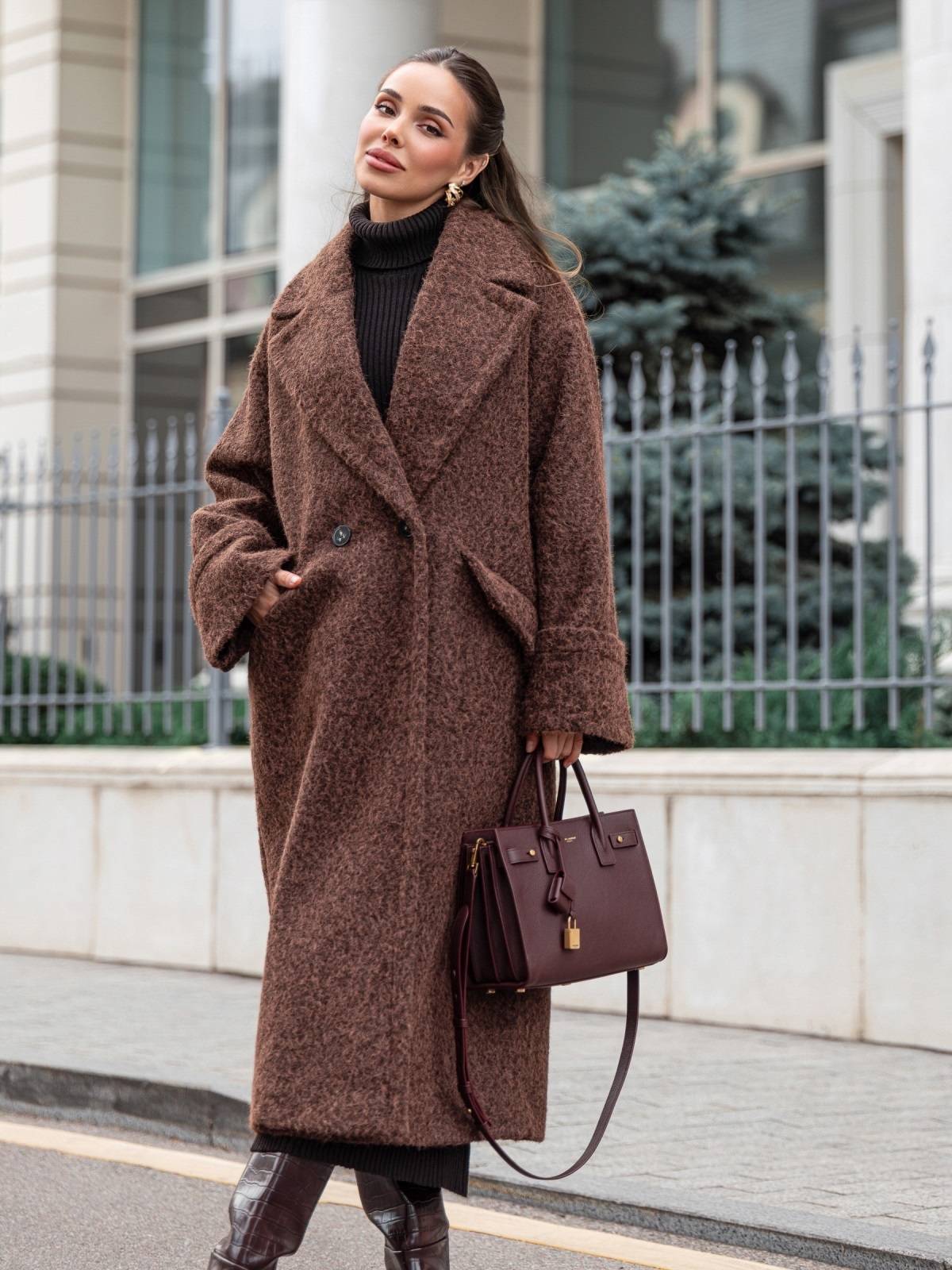 Демісезонне об'ємне пальто коричневе | 91895 Демісезонне об'ємне пальто коричневе | 91895