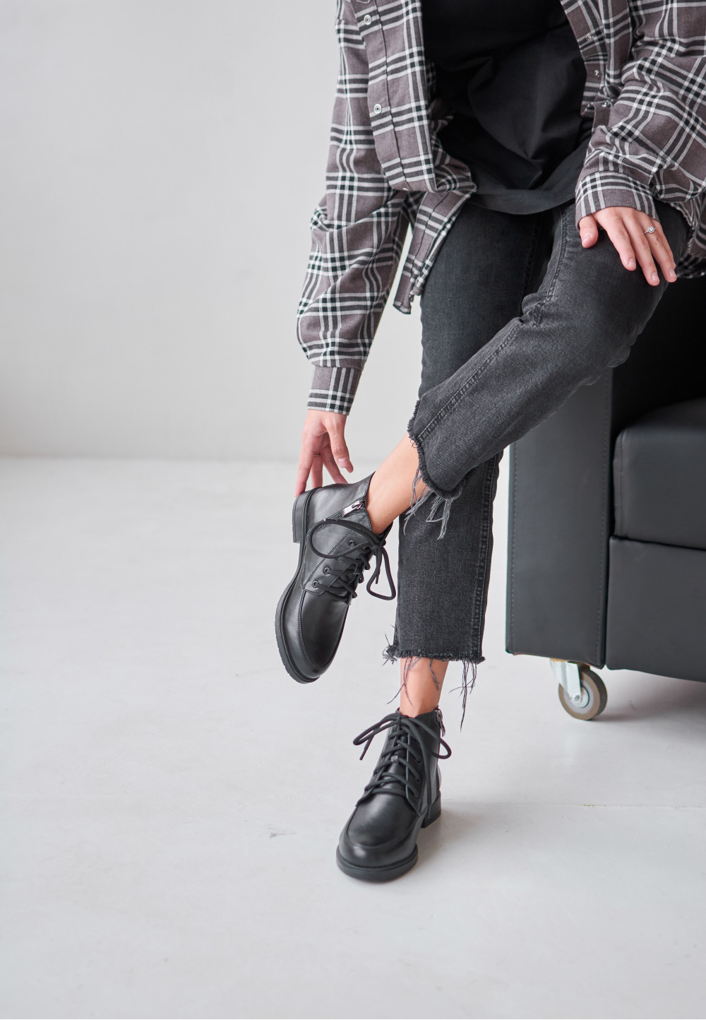 Демісезонні черевики чорні з гумовими вставками | 91570