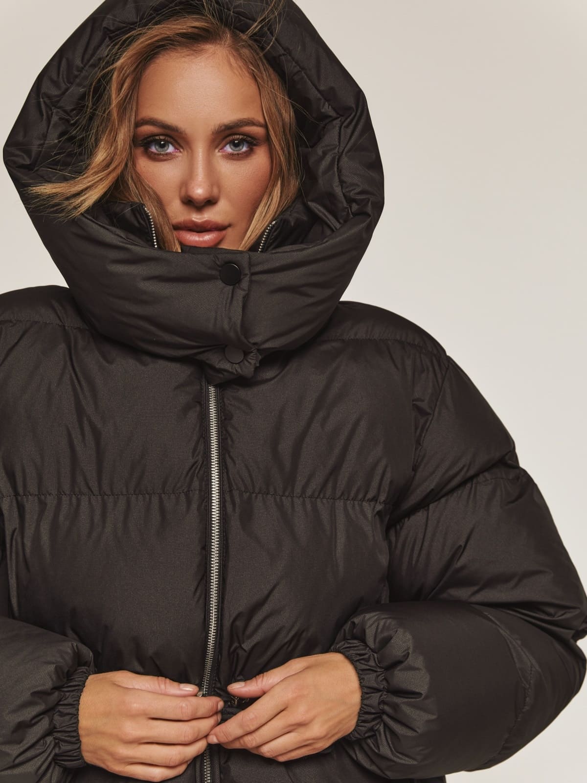 Куртка пуфер зі знімним каптуром чорна | 91886