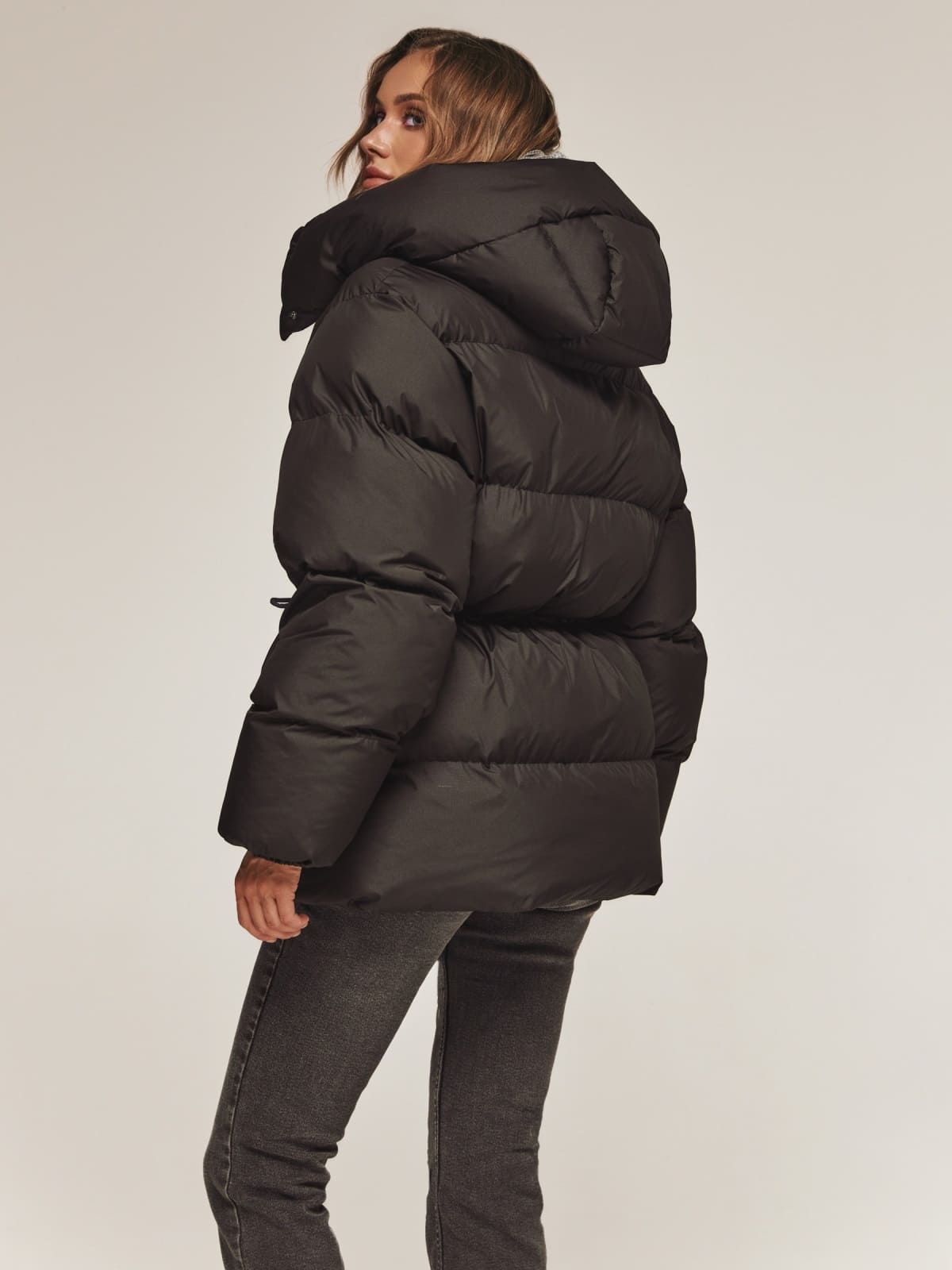 Куртка пуфер зі знімним каптуром чорна | 91886