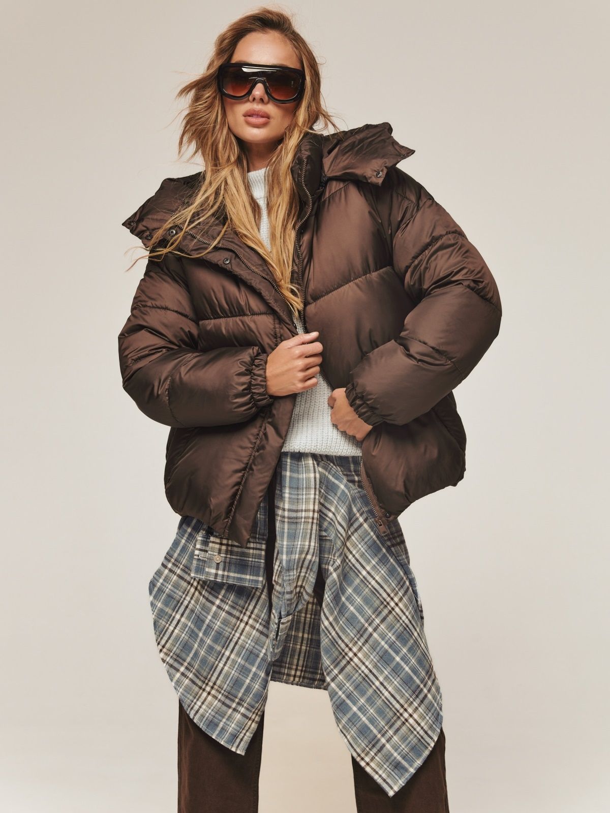 Коротка зимова куртка з каптуром коричнева | 92033