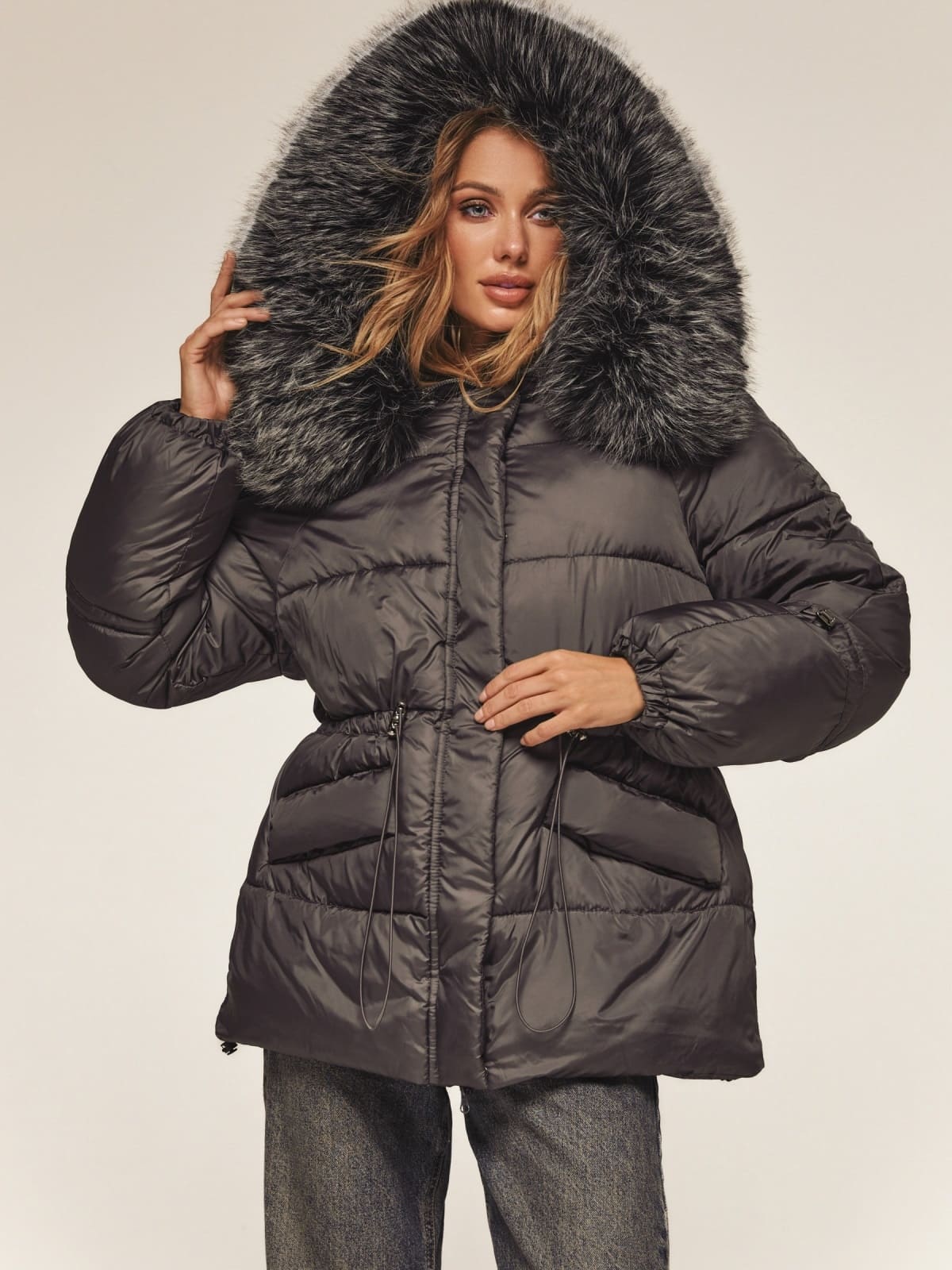 Куртка зі штучним хутром на комірі темно-сіра | 92479