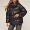 Зимова глянцева куртка з каптуром чорна | 92112