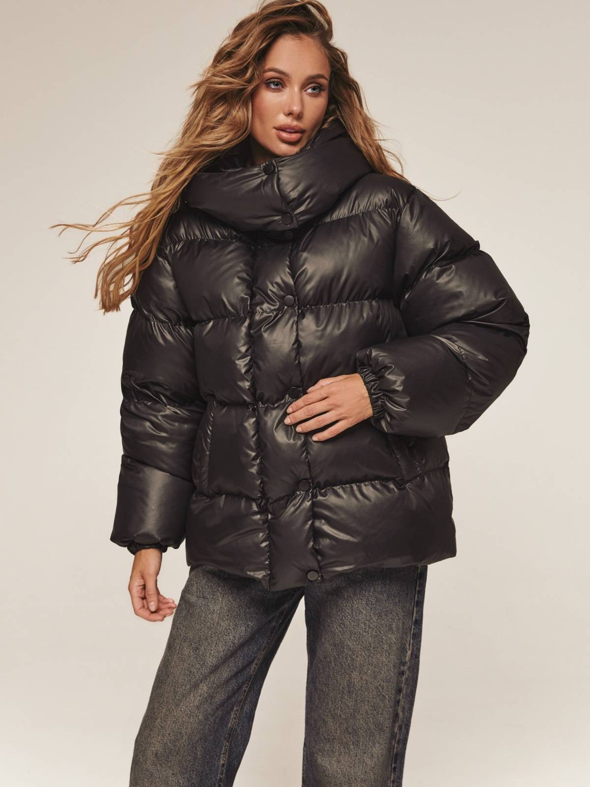 Зимова глянцева куртка з каптуром чорна | 92112