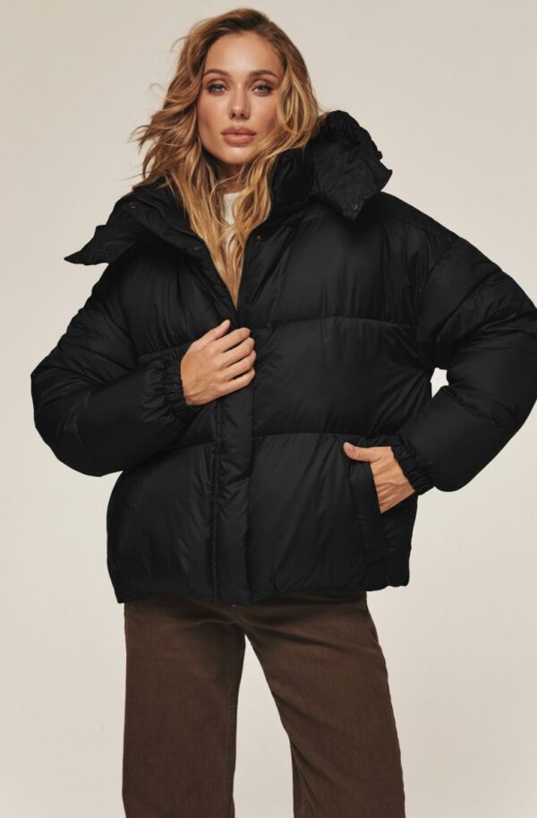 Коротка зимова куртка з каптуром чорна | 92045