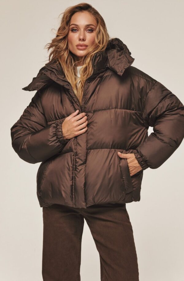 Коротка зимова куртка з каптуром коричнева | 92033