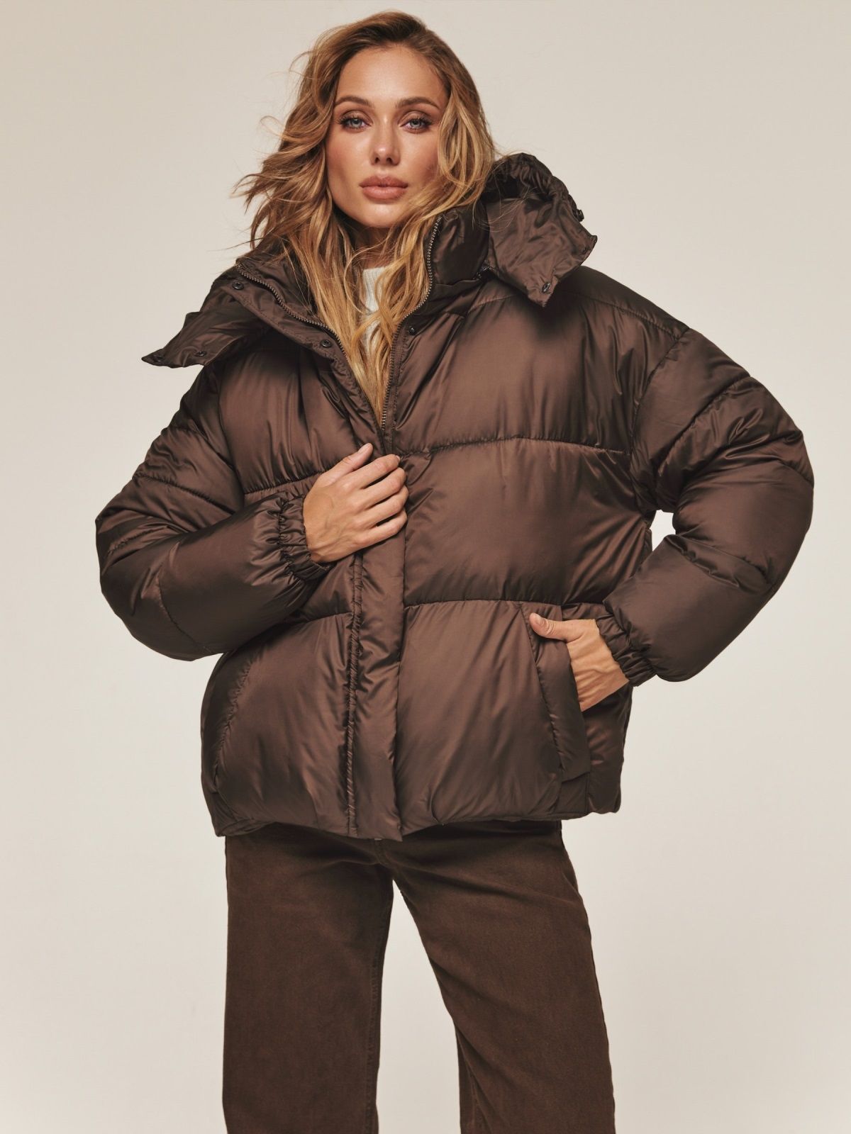 Коротка зимова куртка з каптуром коричнева | 92033