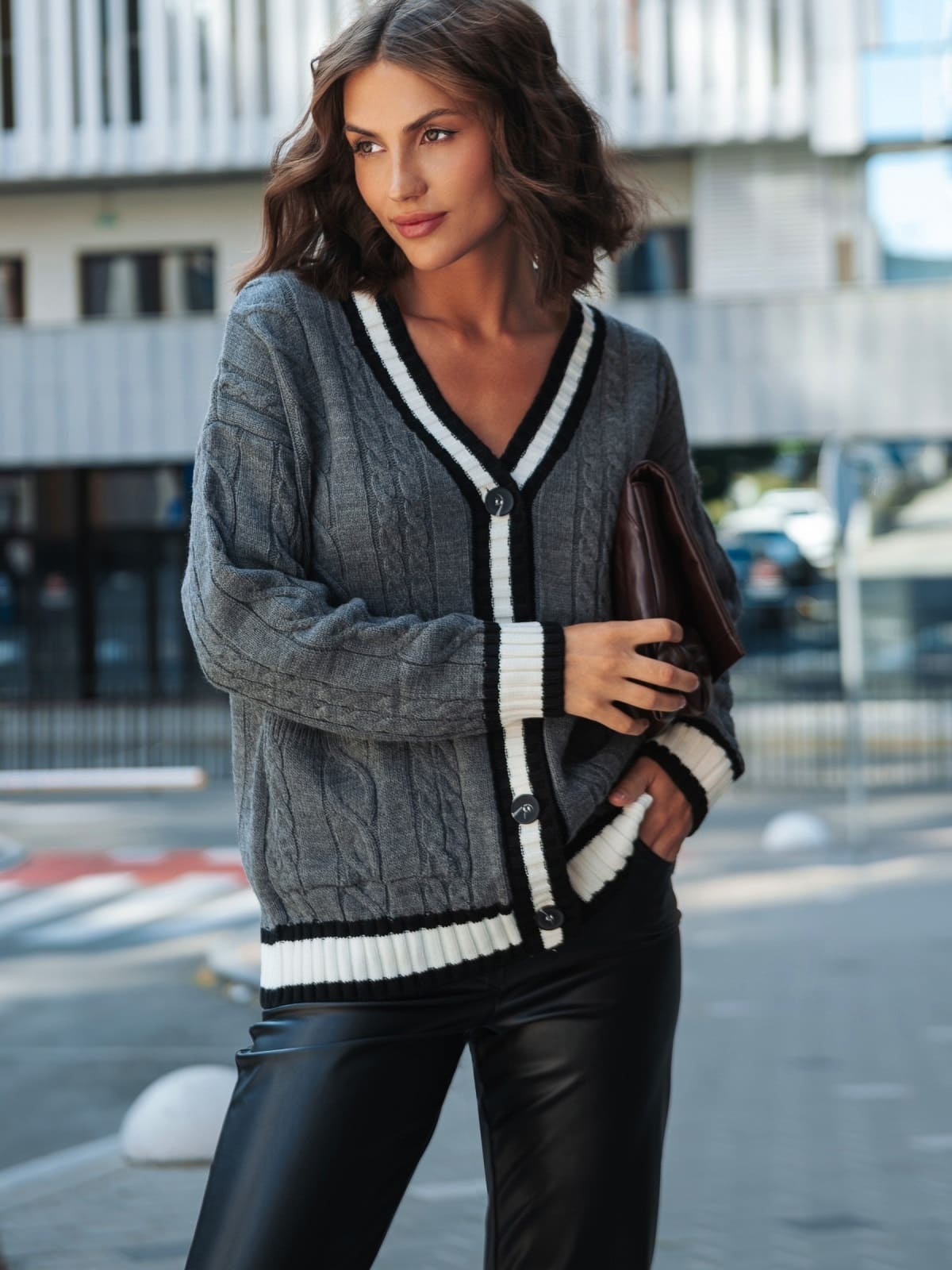 В'язана кофта з візерунком коси сіра | 92341