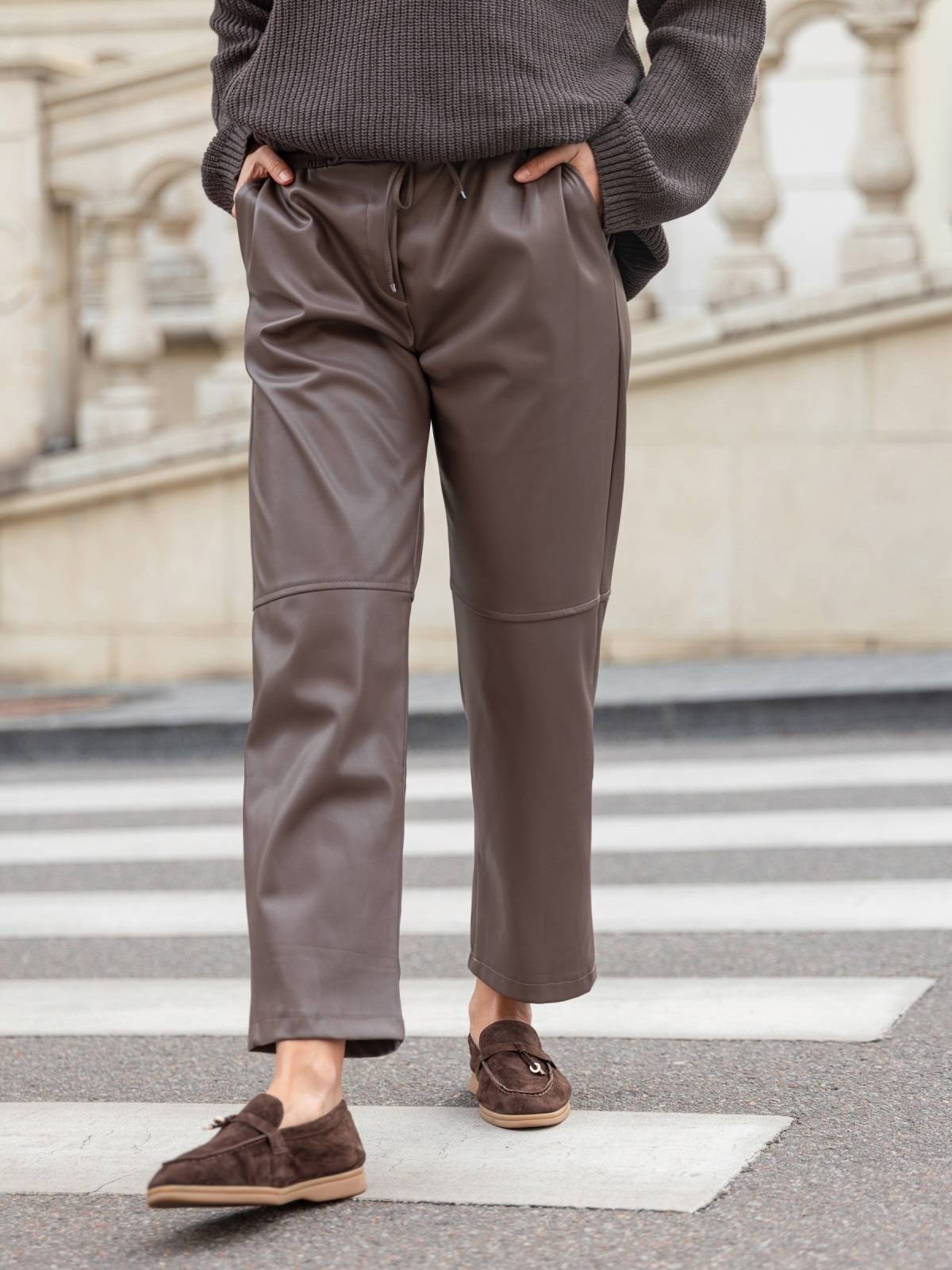 Штани з екошкіри на велюрі темно-бежеві | 91976