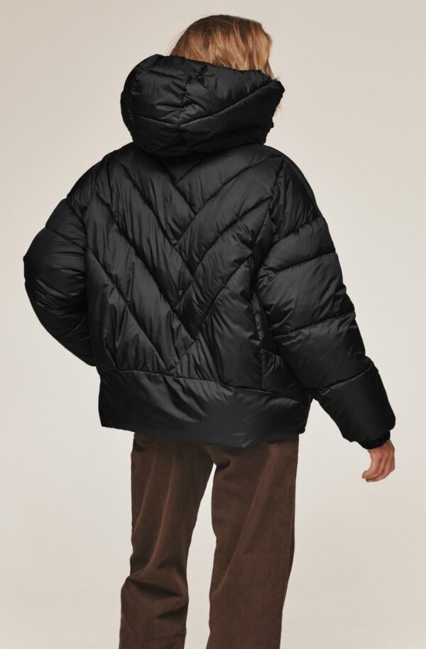 Коротка зимова куртка з каптуром чорна | 92045