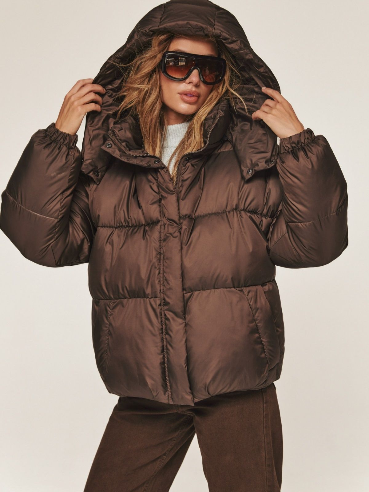 Коротка зимова куртка з каптуром коричнева | 92033