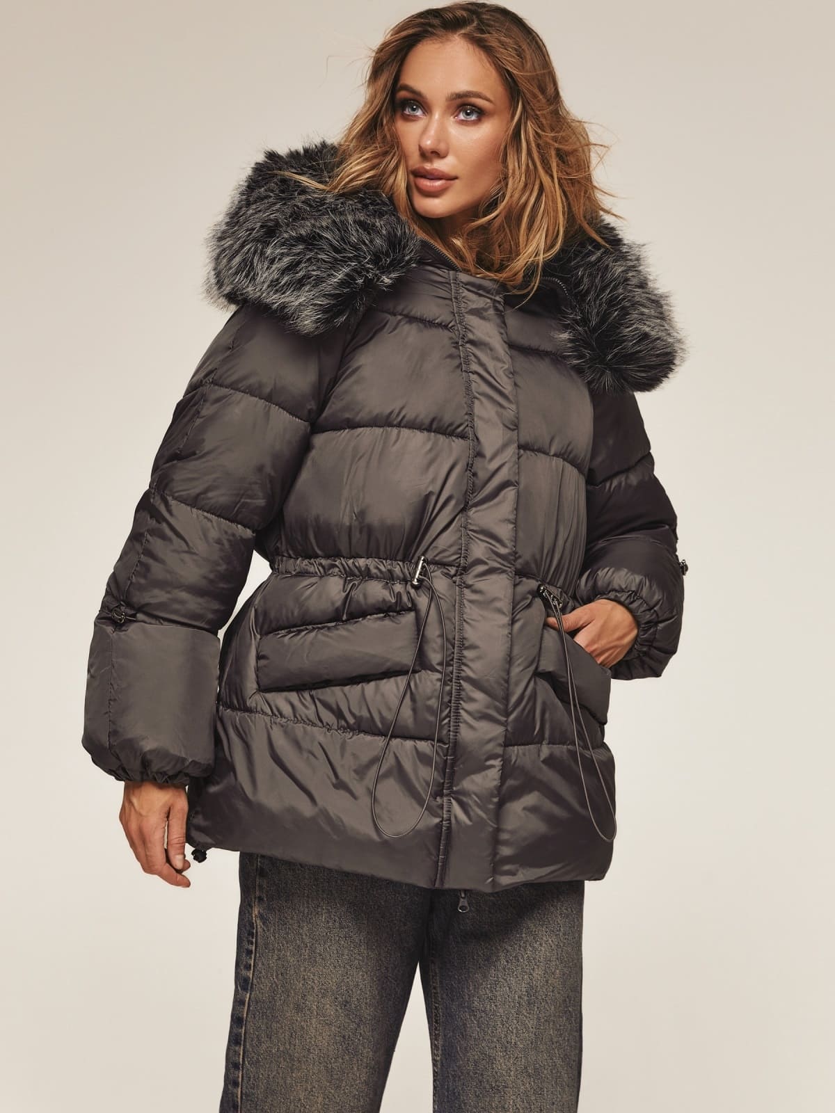 Куртка зі штучним хутром на комірі темно-сіра | 92479