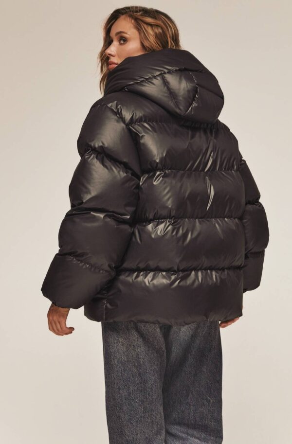 Зимова глянцева куртка з каптуром чорна | 92112