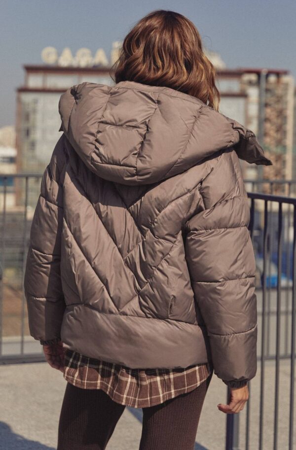 Коротка зимова куртка з каптуром бежева | 92006