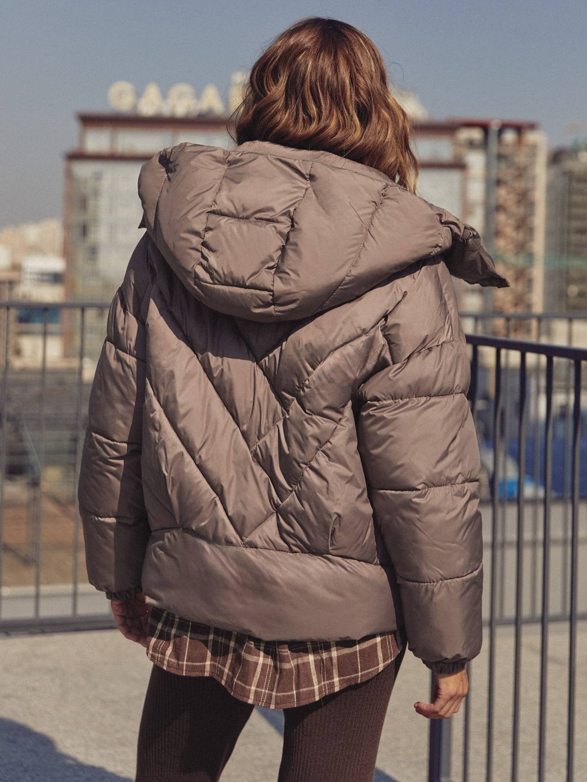 Коротка зимова куртка з каптуром бежева | 92006 Коротка зимова куртка з каптуром бежева | 92006