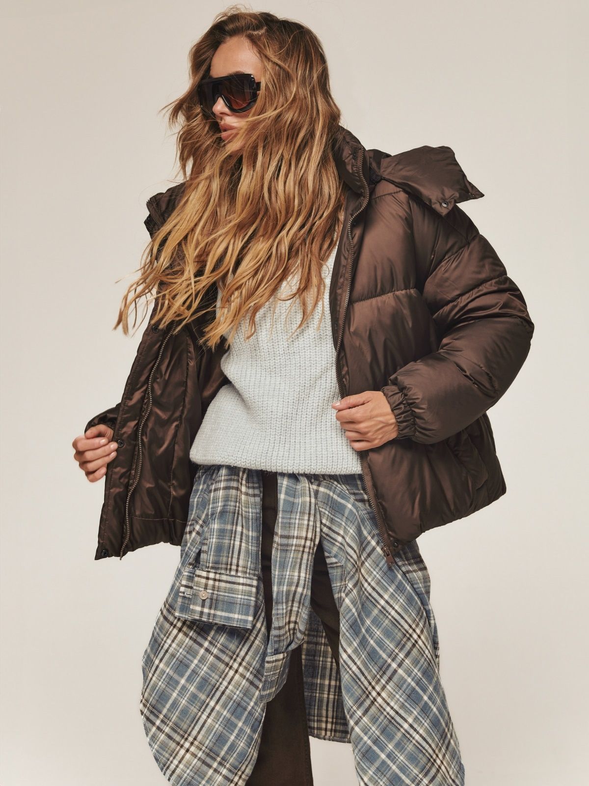 Коротка зимова куртка з каптуром коричнева | 92033